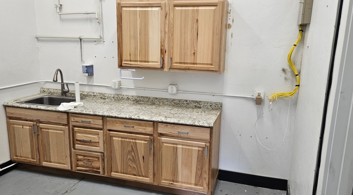 Unit B Breakroom (8)