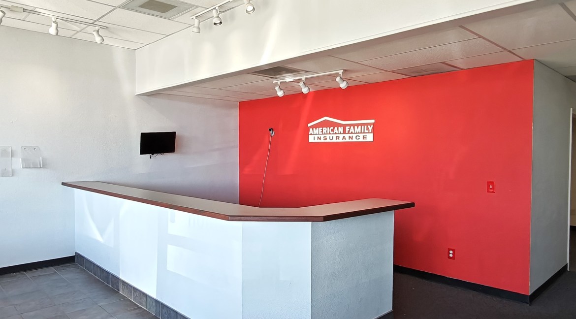 001 - Reception Desk