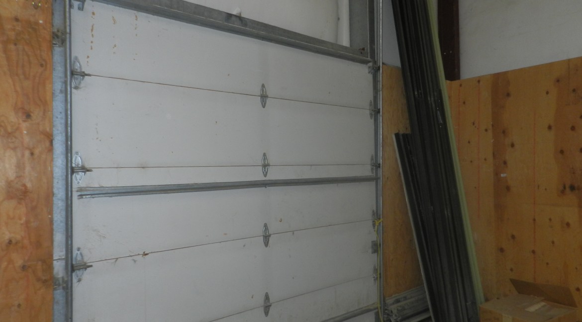 Overhead door, access to fenced yard