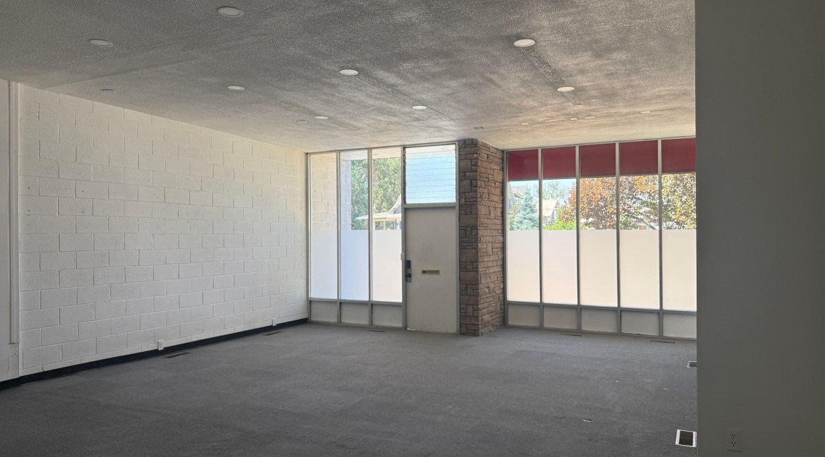 3_natural light in lobby