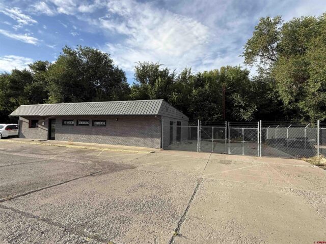 For Lease – Move In Ready Commercial Building in Montrose – 555 Spring Creek