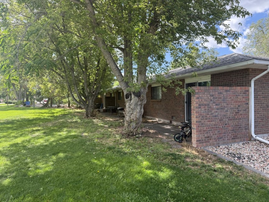 open to city park and grass area with Patio (Medium)